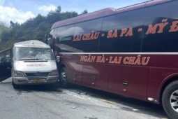 Tin tức trong ngày - 2 xe khách tông nhau, hơn 10 người bị thương