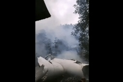 Phi thường - kỳ quặc - Video: Mảnh vỡ vệ tinh lao thẳng xuống một ngôi làng ở Trung Quốc