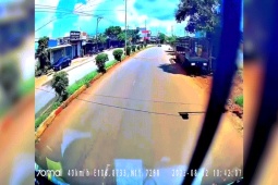 Xe máy - Xe đạp - Clip: Xe máy ra khỏi ngõ "như chỗ không người" suýt bị ô tô đâm