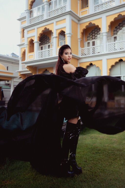 Cô bé “lọt vào mắt xanh” của nhà thiết kế nhờ ngoại hình nổi bật, kỹ năng trình diễn và bản lĩnh làm chủ sân khấu không kém cạnh các người mẫu đàn chị.