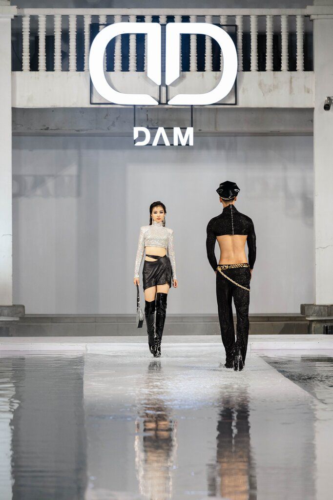 Nàng mẫu đảm nhiệm trình diễn áo crop-top ánh kim và chân cách điệu trông trẻ trung và gợi cảm. Để đồng điệu váy áo, Như Đình trang điểm tone lạnh, đánh mắt khói và mang phụ kiện khuyên tai kiểu dáng ấn tượng.