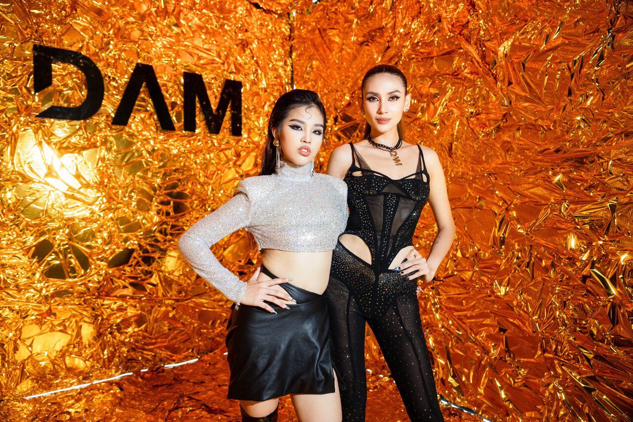 Trong hậu trường, Như Đình khoe sắc vóc bên siêu mẫu Võ Hoàng Yến, danh hài BB Trần, siêu mẫu Vũ Thu Phương.. Cô được khen triển vọng, hứa hẹn là gương mặt mới của làng mốt.