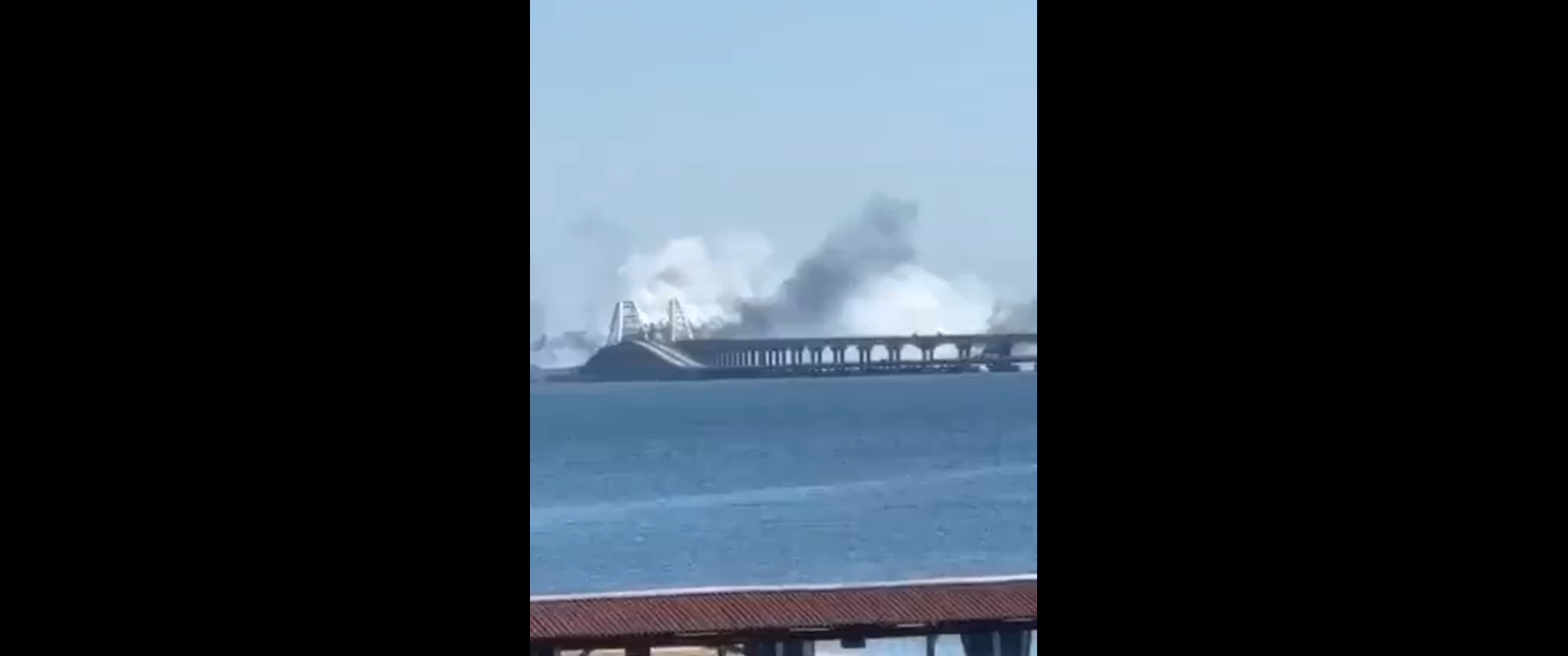 Màn khói trắng bao phủ cầu Crimea hôm 12/8 (ảnh: RT)