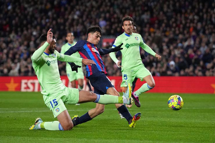 Barca (áo sẫm) gặp nhiều khó khăn trước Getafe