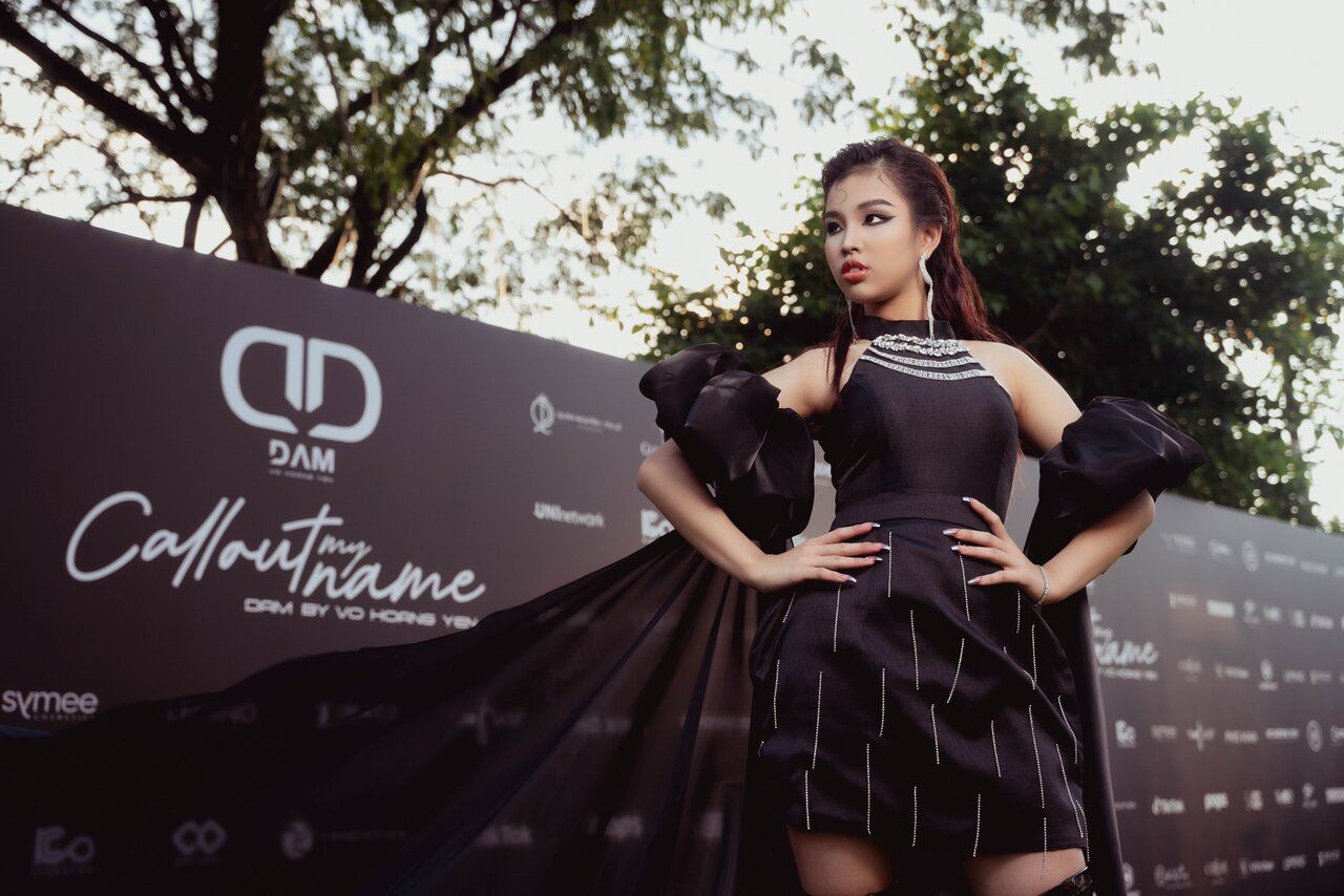 Trước&nbsp;đó, Như Đình diễn áo dài và đầm dạ hội trong show&nbsp;Giao hòa – Amornia&nbsp;của NTK Hoàng Hải tại Venice, Italy.