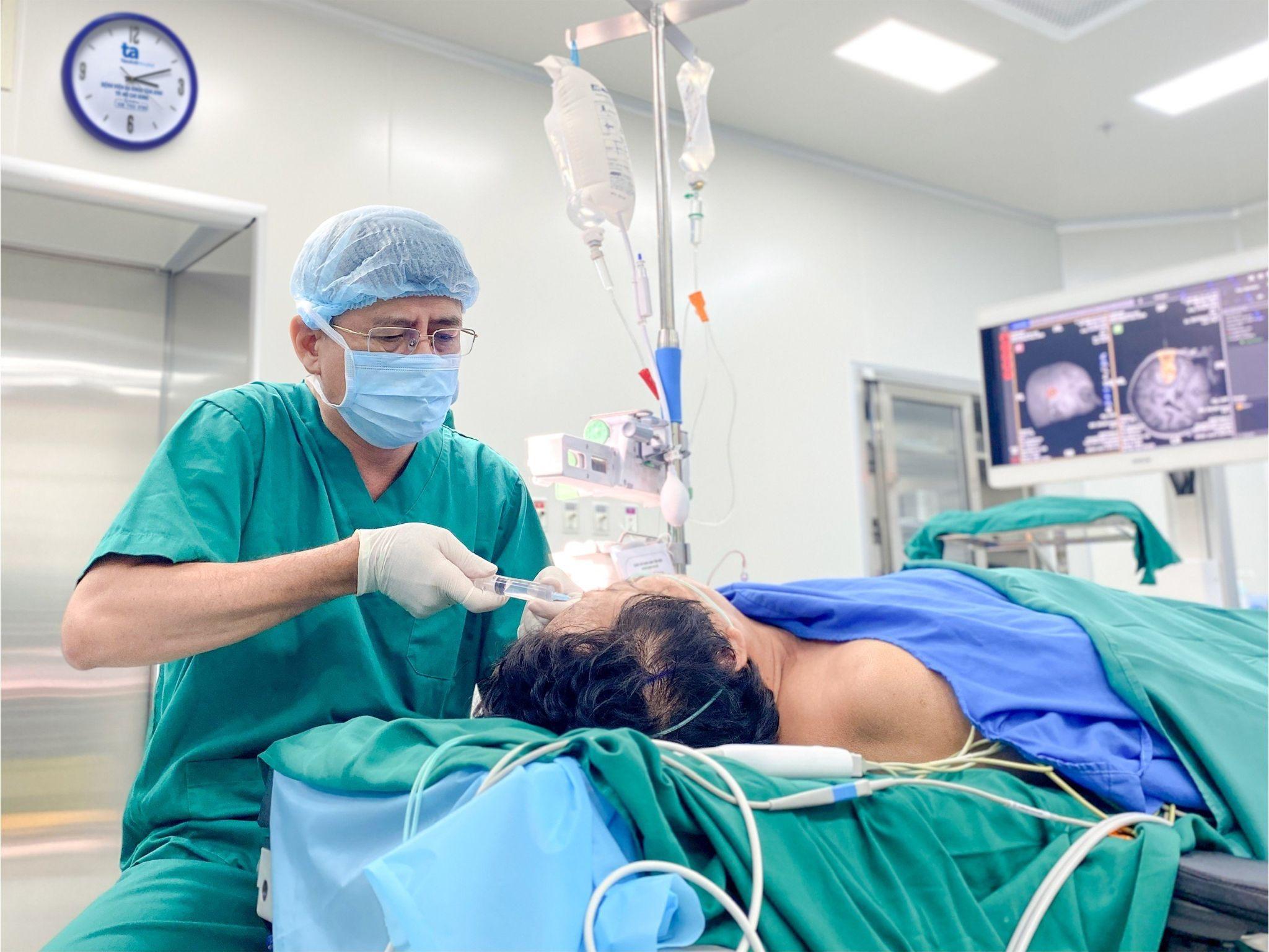 Bác sĩ Lưu Kính Khương gây tê cục bộ cho người bệnh trước ca mổ. Ảnh: Nguyễn Trăm.