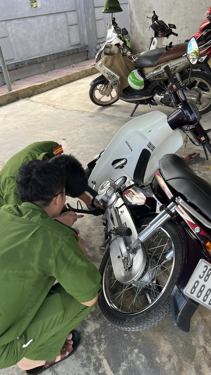 Cơ quan chức năng giám định chiếc xe của anh N.X.T (Ảnh N.X.T)