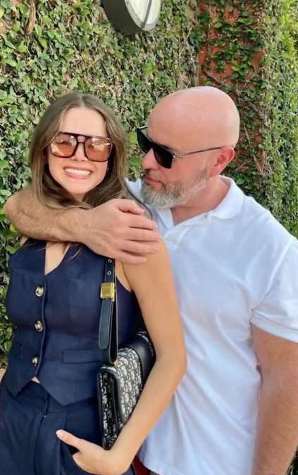 Cặp đôi đang yêu nhau hạnh phúc nhưng những kẻ troll thường buộc tội Valeria cặp kè với Gary vì tiền.