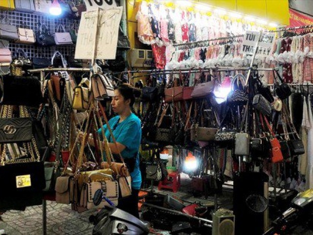 Thị trường - Tiêu dùng - Bán ''hàng hiệu'' ở... vỉa hè