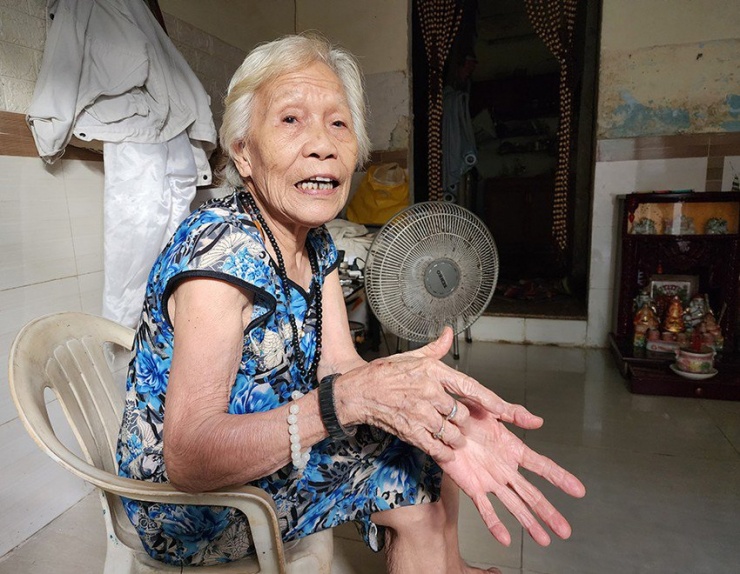 Cụ Lê Thị Hoa lo lắng không biết kiếm đâu ra 2 triệu đồng để trả lại cho Nhà nước. Ảnh: MINH TRƯỜNG