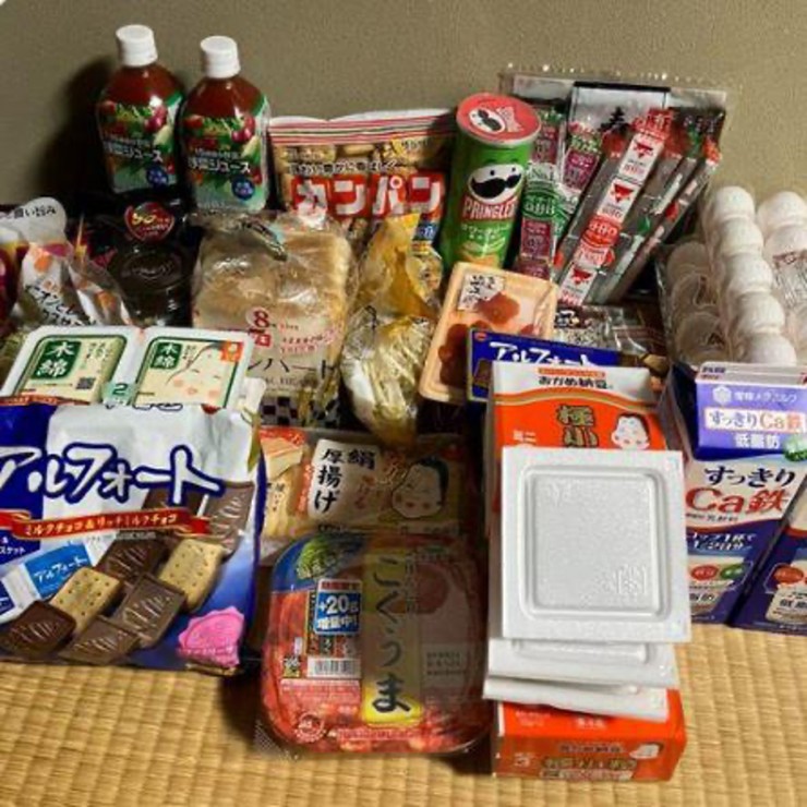 Các đồ ăn được Sato Hidaeki đổi từ điểm của cửa hàng tiện lợi.
