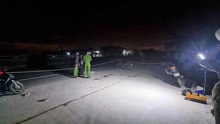 Cảnh sát khám nghiệm hiện trường. Ảnh: PP