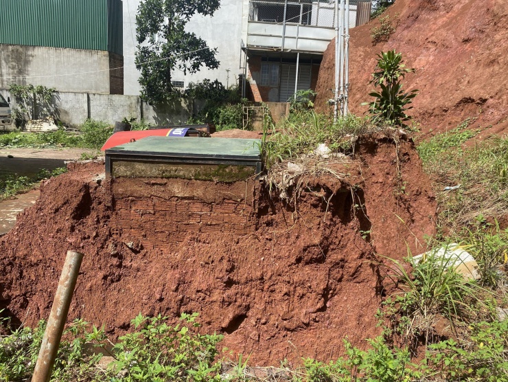 Sáng 14/8, ông Vũ Hữu Nghị, Chủ tịch UBND phường Nghĩa Thành (TP Gia Nghĩa, Đắk Nông) cho biết, đã xác định được nguyên nhân khiến bồn chứa xăng dầu tại Cửa hàng kinh doanh xăng dầu Minh Phương 3 ở trên địa bàn bất ngờ trồi lên mặt đất.