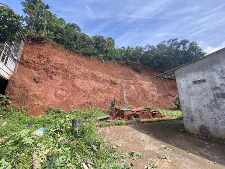 Khu vực bồn chứa xăng, dầu tiếp giáp bờ taluy quả đồi.