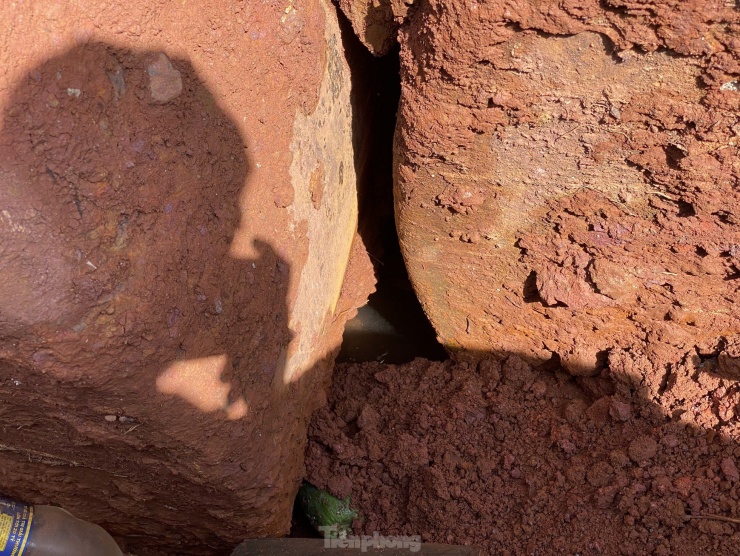 “Thời gian qua, Đắk Nông mưa lớn, kéo dài khiến lượng nước mưa không thoát được nên đã đẩy bồn chứa xăng trồi lên mặt đất, nổi lềnh bềnh. Đã có nhiều đoàn của UBND tỉnh Đắk Nông, TP Gia Nghĩa đến kiểm tra, xác định không có mạch nước ngầm ở bồn chứa xăng của cửa hàng kinh doanh xăng dầu Minh Phương 3”, ông Nghị cho biết thêm.