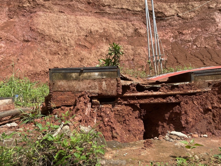 Trước đó, như Tiền Phong đưa tin, sáng 5/8, lãnh đạo UBND tỉnh Đắk Nông đã kiểm tra tình hình bồn chứa xăng tại Cửa hàng kinh doanh xăng dầu Minh Phương 3 ở đường Tôn Đức Thắng bất ngờ trồi lên mặt đất.