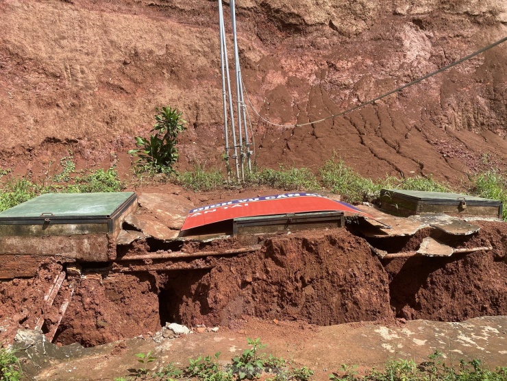 Bồn chứa xăng trồi lên khỏi mặt đất cao khoảng 1,2-1,5m