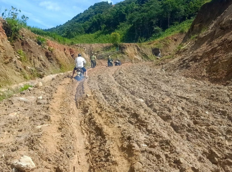 Con đường từ trung tâm xã đến điểm trường tiểu học, mầm non Huồi Mới dài hơn 10km nhưng có nhiều đoạn đường bùn đất trơn trượt, lầy lội. Ngày nắng thì bụi, đất đá lởm chởm. Ngày mưa thì lầy lội, nhão nhoét khiến công tác đi vận động học sinh của các giáo viên gặp khó khăn.