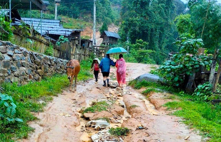 Ứa nước mắt cảnh giáo viên trèo đèo lội suối vận động học sinh đến trường - 4