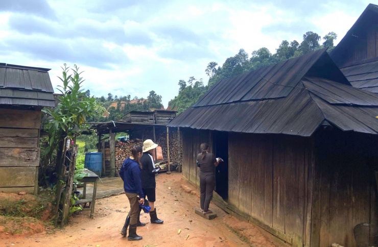 "Các cô phải đến tận nhà vận động cho con em đi học nhưng cũng khó khăn. Ngoài việc bất đồng ngôn ngữ thì khó khăn khi bố mẹ, ông bà các em thường xuyên đi làm rẫy xa, khó để gặp được. Kinh tế của các gia đình ở đây khó khăn, đường đi vất vả nên thông thường ông bà bố mẹ không cho con đến trường mà đưa các con lên rẫy cùng. Các cô phải nhờ trưởng bản, các giáo viên biết tiếng Mông đi cùng để vận động phụ huynh hiểu tầm quan trọng cho các cháu đến trường đi học sớm", Hiệu trưởng trường mầm non Tri Lễ Hoàng Thị Đài nói.