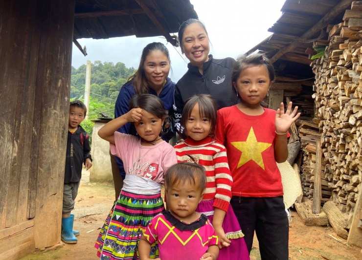 "Hiện tại các cô giáo đã vận động được khoảng 1 nửa số trẻ nhỏ từ 3-5 tuổi đến trường. Số còn lại do bố mẹ, ông bà đi rẫy chưa thể gặp được. Những ngày tới, các cô giáo sẽ tiếp tục vận động, thuyết phục để các em học sinh đều được đến trường đi học", cô Hoàng Thị Đài chia sẻ.