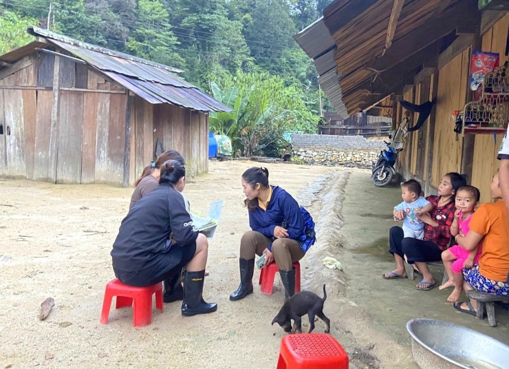 Được các giáo viên vận động, nhiều phụ huynh hiểu thì lập tức đồng ý mang các giấy tờ làm thủ tục nhập học cho con em mình đến trường.