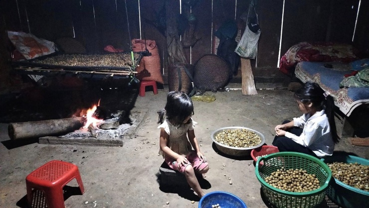 Nhiều cháu nhỏ đã đến tuổi đi học nhưng vì bố mẹ đi làm rẫy xa nhà nên thường đưa các cháu đi theo. Có nhiều gia đình vì điều kiện khó khăn, đường đi lại vất vả nên đã không cho con em mình đến trường đi học.