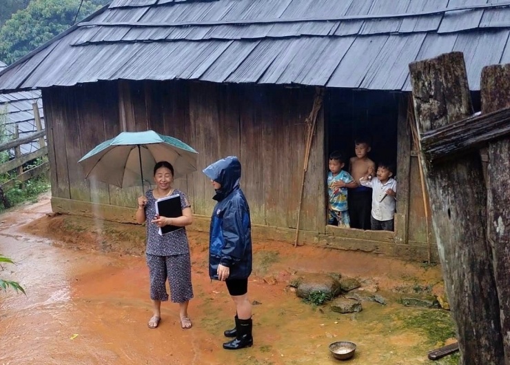 “Những hộ dân nơi đây có điều kiện kinh tế rất khó khăn. Hàng ngày bố mẹ lên rẫy, đi làm công ty thành phố, con cái gửi tạm cho ông, bà hoặc có cháu được bố mẹ mang đi cùng. Sự chăm lo cho con em đến trường còn hạn chế. Việc con đi học hay không bố mẹ cũng không quan tâm nhiều. Những ngày đầu năm học mới nếu các cô không đi vận động thì có nguy cơ các em không được đến lớp”, cô Lầu Y Pay (trường mầm non Tri Lễ) chia sẻ.