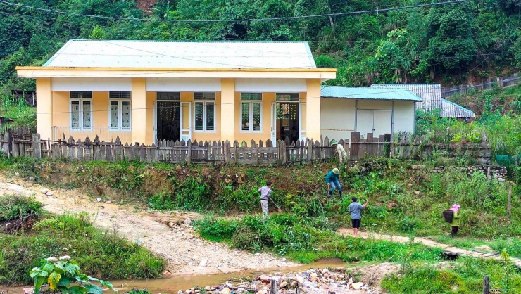 Thầy Lê Viết Minh - Hiệu trưởng trường Phổ thông Dân tộc bán trú Tiểu học Tri Lễ 2 (xã Tri Lễ, Quế Phong, Nghệ An) cho biết, đầu năm học này nhà trường cũng đã cử nhiều giáo viên đến 2 điểm trường Pà Khốm và Huồi Mới nơi có 100% học sinh người Mông để vận động các em học sinh chuẩn bị bước vào lớp 1 đến trường đầy đủ.