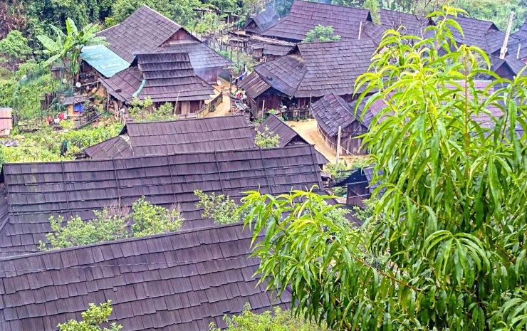 "Các bản làng, điểm trường ở xa trung tâm, cách từ 12-15km. Các giáo viên phải đi mất nhiều giờ đồng hồ, thậm chí mưa gió thì cả buổi mới đến được. Đường thì bùn đất lầy lội rất vất vả. Ngoài đường đi thì việc vận động cũng gặp khó khăn, do điều kiện kinh tế của các gia đình, bố mẹ thường xuyên đi rẫy làm nên việc quan tâm các em đi học chưa được sát sao", thầy Lê Viết Minh nói.