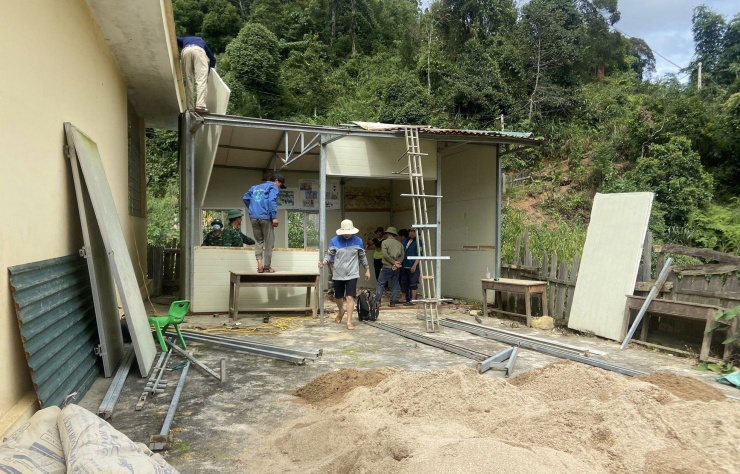 Ứa nước mắt cảnh giáo viên trèo đèo lội suối vận động học sinh đến trường - 17