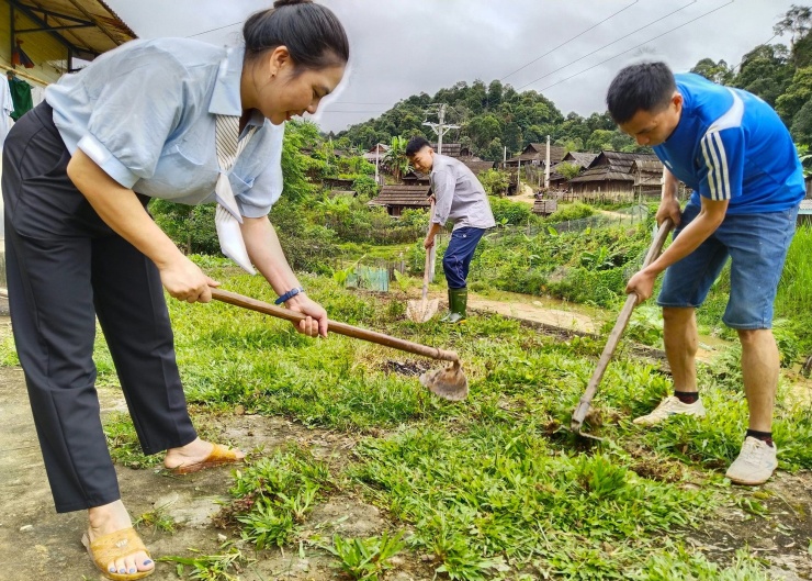 Ứa nước mắt cảnh giáo viên trèo đèo lội suối vận động học sinh đến trường - 15