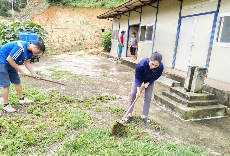 Ngoài những thời điểm đi vận động học sinh đến trường, các giáo viên lại đến các điểm trường để dọn cỏ, lau chùi vệ sinh trường lớp, chuẩn bị cho một năm học mới bắt đầu.