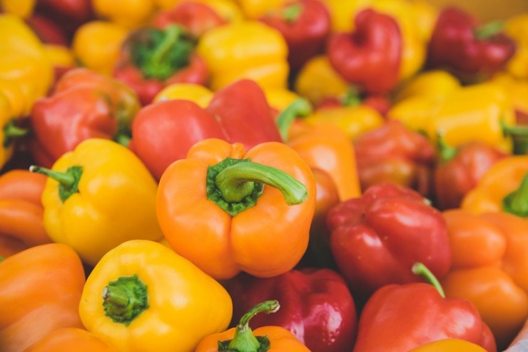 Bạn có thể ăn ớt chuông sống như một loại trái cây để bổ sung chất dinh dưỡng cho cơ thể. Ảnh: Pexels