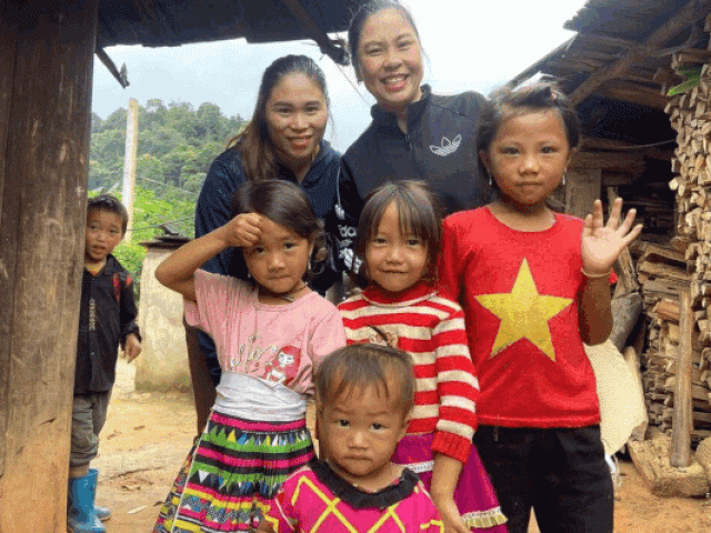 Giáo dục - du học - Ứa nước mắt cảnh giáo viên trèo đèo lội suối vận động học sinh đến trường