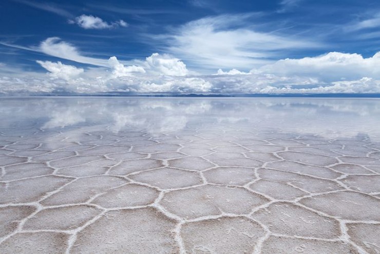 Cánh đồng muối Uyuni, Bolivia: Từ hồ nước đến sa mạc, Bolivia mang đến nhiều kỳ quan thiên nhiên ấn tượng như cánh đồng muối lớn nhất thế giới. Nằm ở phía tây nam của đất nước, Salar de Uyuni là một cánh đồng muối trắng lấp lánh, đẹp tuyệt vời và giống như cảnh quan ở một thế giới khác.
