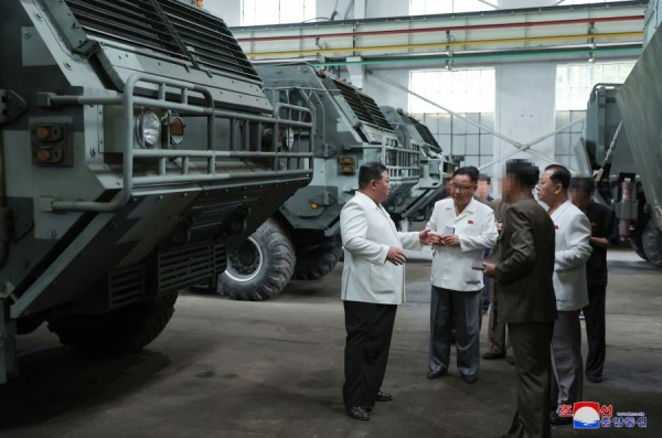 Ông Kim và các quan chức cấp cao Triều Tiên thăm cơ sở sản xuất vũ khí ngày 11 và 12/8. Ảnh:KCNA