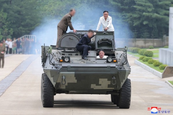 Ông Kim ngồi trong một thiết giáp khi tới thăm cơ sở sản xuất vũ khí. Ảnh: KCNA