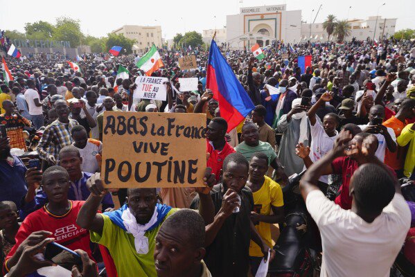 Nhiều người Niger biểu tình ủng hộ phe đảo chính, giương cờ Nga và khẩu hiệu ủng hộ Tổng thống Putin.