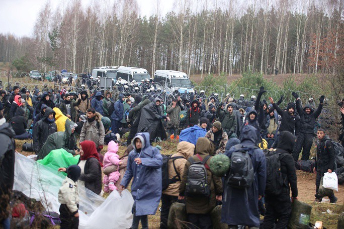Làn sóng người di cư là một trong những nguyên nhân gây căng thẳng tại biên giới Ba Lan – Belarus Ảnh: Reuters