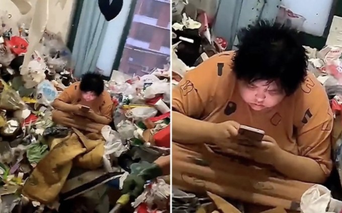 Cô gái thản nhiên ngồi chơi điện thoại trên bãi rác bốc mùi. Ảnh:NYPost