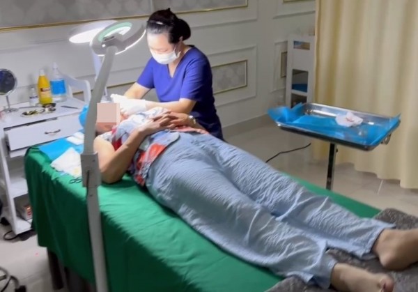 Nữ lao công T.T.T của thẩm mỹ viện Kangzin đang phẫu thuật căng da mặt cho khách.
