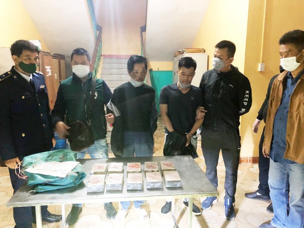 Lực lượng chức năng bắt giữ hai đối tượng Nguyễn Thị Hải và Đinh Văn Thắng (hai đối tượng mặc áo đen, ở giữa).