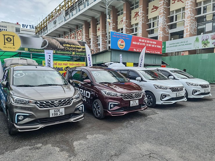 Suzuki Ertiga Hybrid tiếp tục giảm giá 100 triệu đồng để thu hút khách hàng - 1