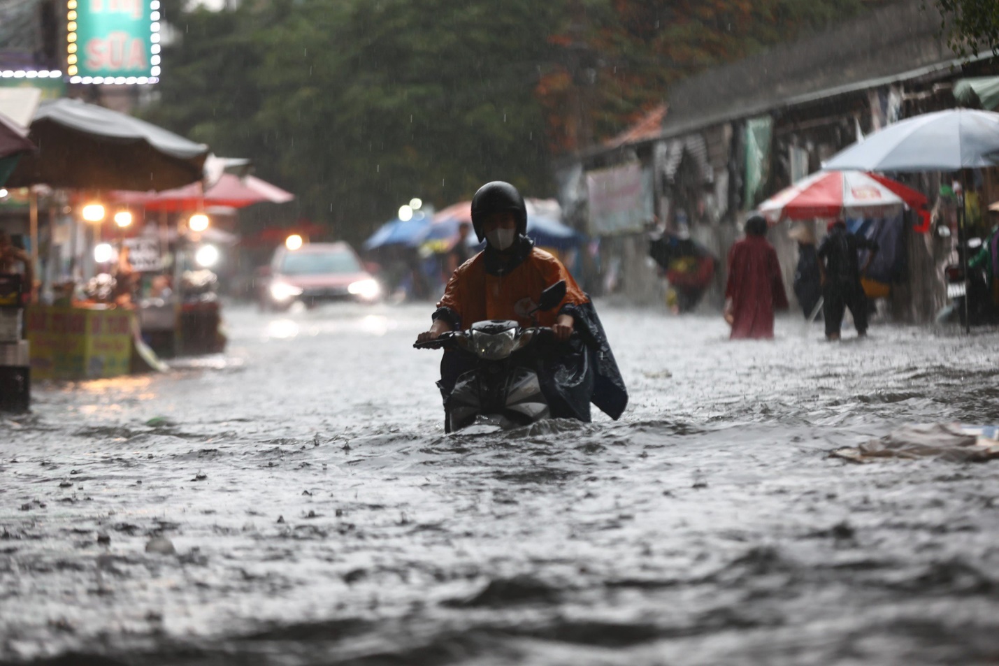 Sau khoảng 30 phút mưa như trút nước, một đoạn trũng thấp đường Lã Xuân Oai ngập sâu