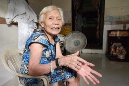 Tin tức trong ngày - Quận chi sai, nhiều cụ già bị thu hồi tiền trợ cấp