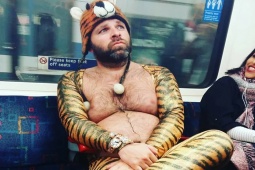 Tranh vui - Làm điều này sẽ khiến bạn “nổi bần bật” nơi công cộng