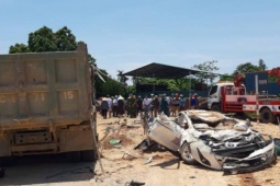 Tin tức trong ngày - Clip: Những vụ tai nạn đáng sợ liên quan tới xe "hổ vồ"