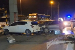 Tin tức trong ngày - Xe ôtô tông loạn xạ trên cao tốc, lao vào xe chở đầy thuốc lá nhập lậu