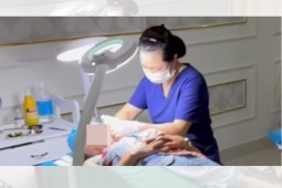 Tin tức trong ngày - Nữ lao công thẩm mỹ viện trực tiếp… phẫu thuật cho khách